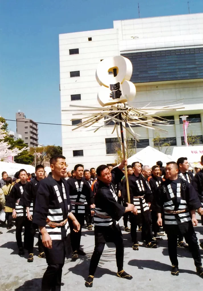 江戸町火消しによる伝統の技「纏振り」